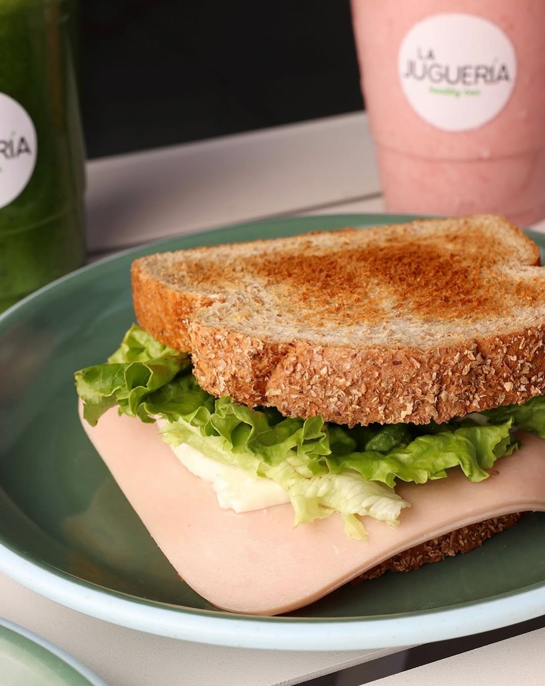 Sandwich de pavo con smoothie de fresa