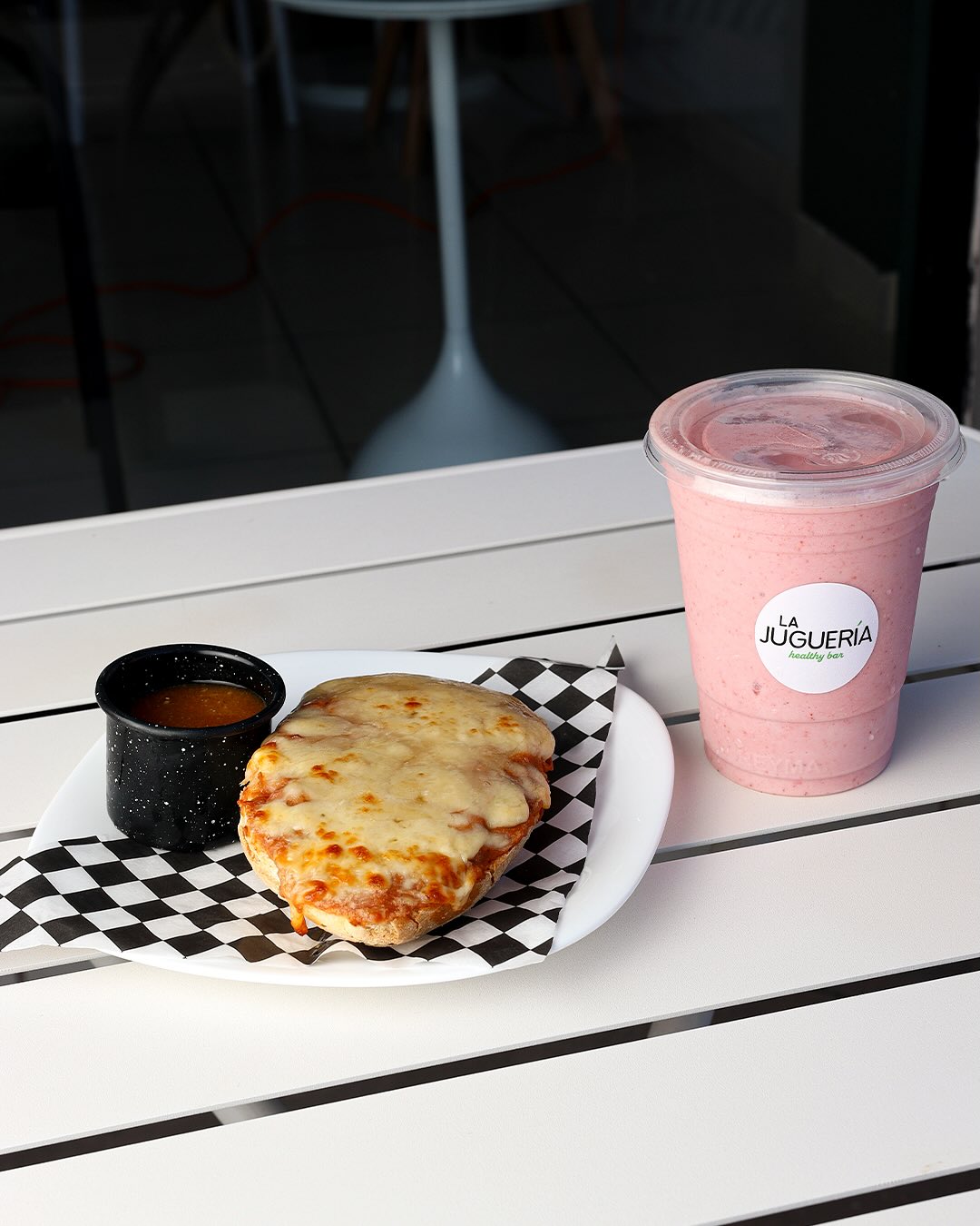Panini con salsa y smoothie de fresa