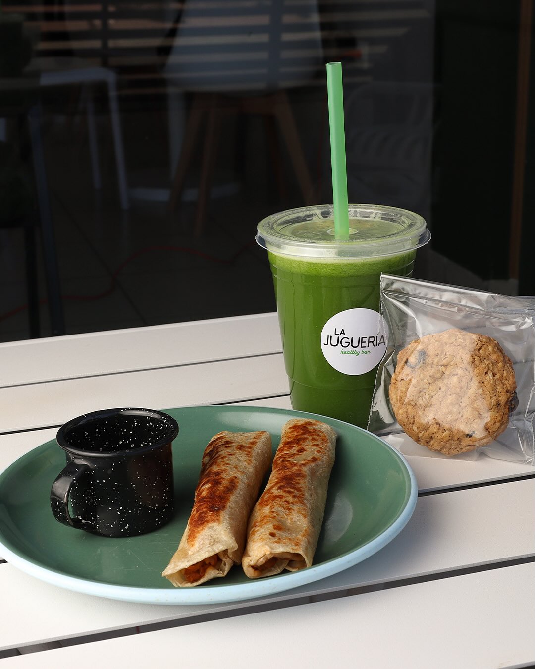 Jugo verde con burritos de avena y galleta