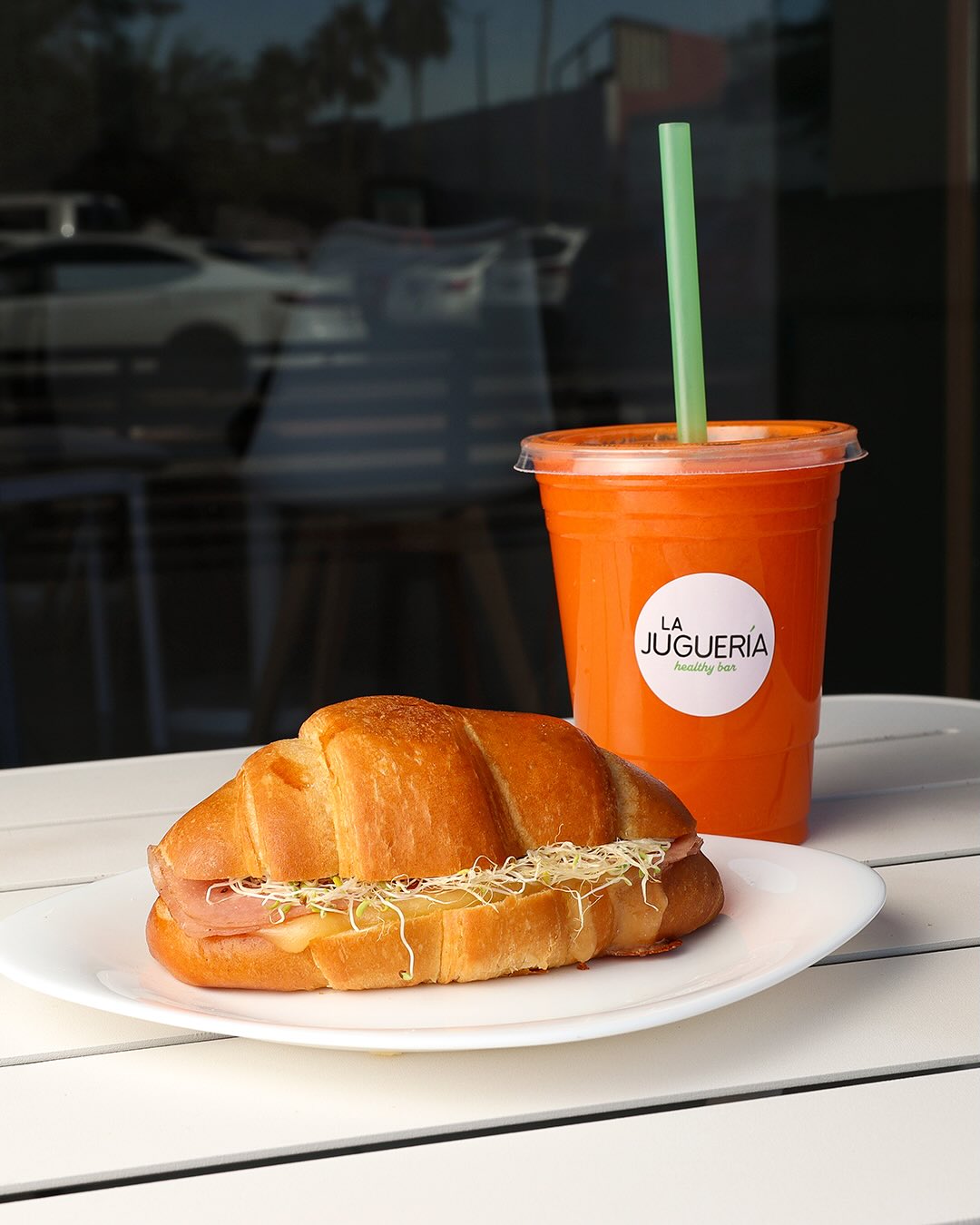 Croissant con jamón, queso y jugo de zanahoria