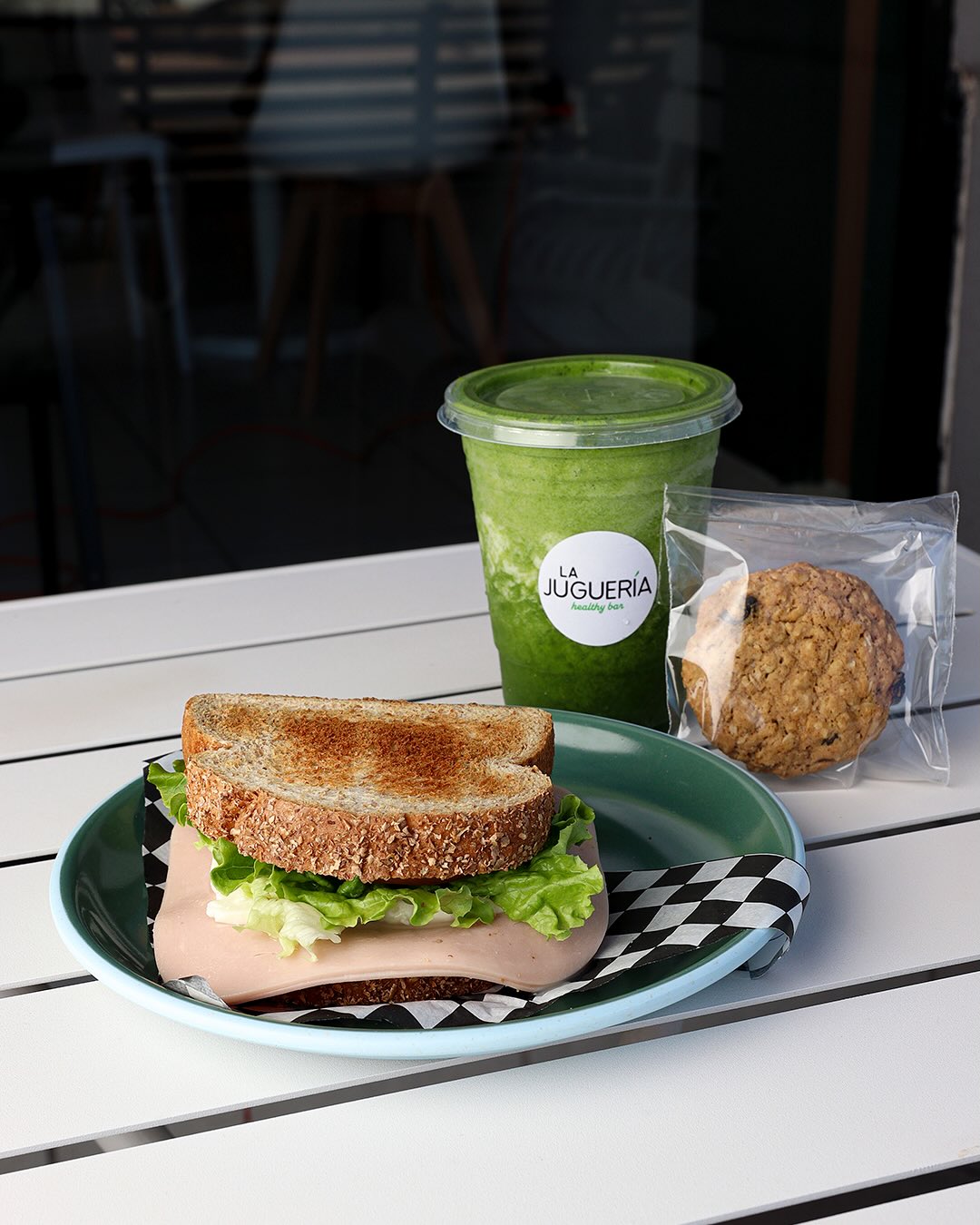 Sandwich de pavo con smoothie verde y galleta